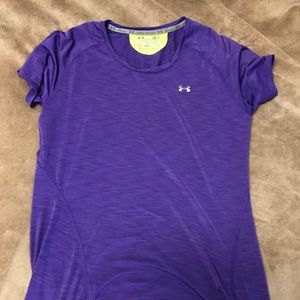 5/$25 Under armour semi-fitted athletic top